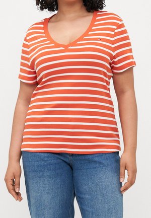 T-shirt à manches courtes et col en V avec des rayures orange et blanches. Confectionné en tissu doux, il présente un petit logo sur le côté gauche de la poitrine.