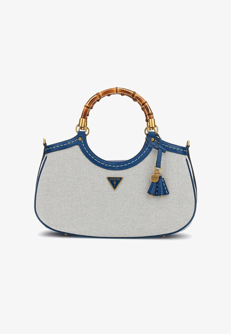 Petit sac à main en tissu blanc texturé, bordure bleue, poignées rondes style bambou, logo Guess doré et breloque pompon.
