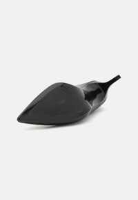 Černá lakovaná kožená vysoká bota na podpatku s špičatou špičkou a elegantním siluetou. Má hladký, lesklý povrch a minimalistický design.
