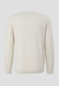 Lichtbeige trui met een ronde halslijn, geribbelde manchetten en zoom. Gebreide textuur en eenvoudig, strak ontwerp zonder zichtbare patronen of accenten.