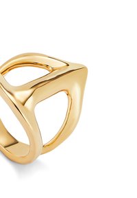 Anillo de oro con diseño geométrico, que presenta espacios abiertos y superficies lisas y pulidas. Bordes redondeados con un aspecto moderno y escultórico.