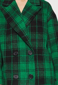 Missguided Abrigo clásico - green