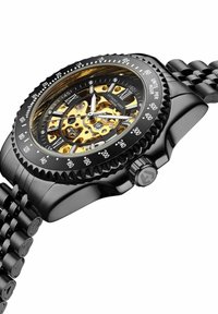 Zwarte horloge met transparant skeletontwerp, gouden accenten en Romeinse cijfermarkeringen. Beschikt over een gestructureerde rand en een schakelarmband.