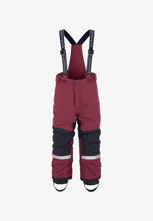 Weinrote und schwarze Winterhose mit reflektierenden Streifen, verstellbaren Trägern und tailliertem Schnitt, kombiniert mit einem navyfarbenen Fleece mit Reißverschluss.