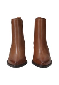 Botas de cuero marrón hasta el tobillo con punta afilada y un diseño minimalista. Textura suave con una suela negra baja y una pestaña en la parte trasera.