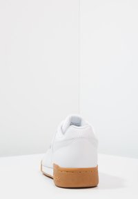Sneaker bianca con tomaia in pelle liscia, collo imbottito e suola in gomma naturale. Presenta un brand discreto e un design pulito e minimalista.