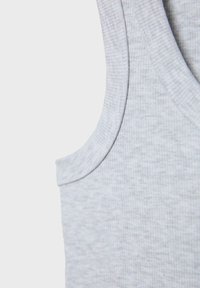 Nahaufnahme eines grauen, gerippten Stoff-Trägershirts mit Details zur Naht am Ausschnitt und an den Armlöchern.