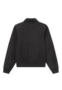 Zwarte jas met verticale strepen. Bevat een kraag, lange mouwen en geribbelde manchetten. Materiaal lijkt gestructureerd en zacht. Achteraanzicht zichtbaar.