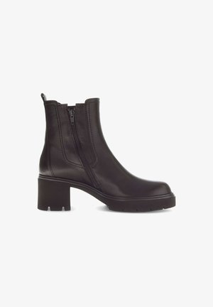 Zwarte leren enkelboot met een ronde neus, zijrits en een chunky hak. Heeft een zachte textuur en minimale stikseldetails.