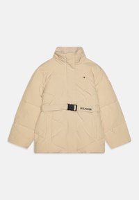 Beige pufferjack met hoge kraag, horizontaal gestikt patroon, ceintuur in de taille en geborduurd "HILFIGER" logo in het zwart op de voorkant.