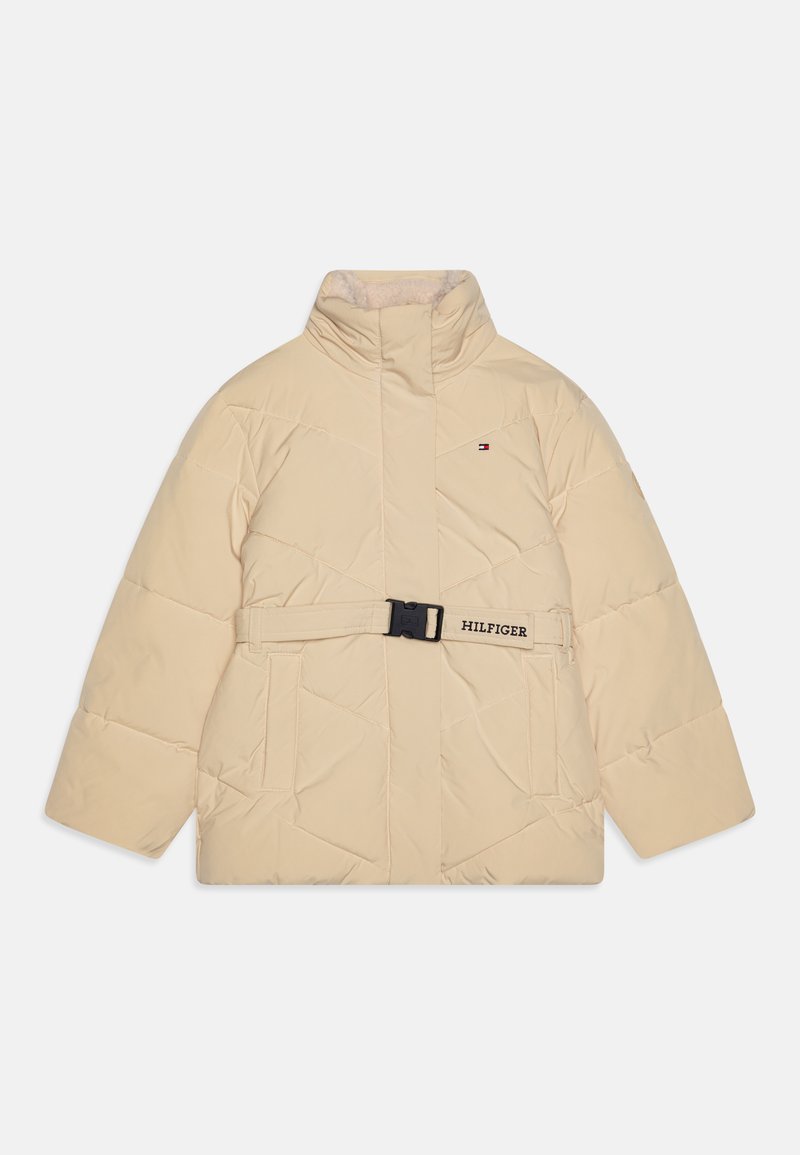 Beige pufferjack met hoge kraag, horizontaal gestikt patroon, ceintuur in de taille en geborduurd "HILFIGER" logo in het zwart op de voorkant.