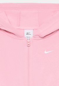 Gilet à zip rose Nike Pro Dri-FIT avec capuche et logo swoosh blanc de Nike sur la poitrine.