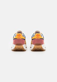 Adidas-Laufschuhe mit einem mehrfarbigen Design in Gelb, Blau und Pink, strukturiertem Obermaterial und einer weißen Sohle mit Gummirutschfestigkeit.