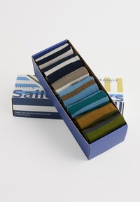 Set aus sieben Paar Herrenstrümpfen in einer blauen Box. Die Socken haben verschiedene gestreifte Designs in marineblau, grau, grün, blau und braunen Farbtönen.