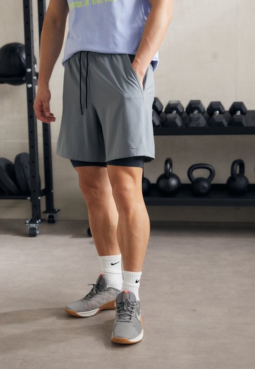 Nike M NK DF UNLIMITED WVN 7IN 2IN1 - 2-in-1 shorts - smoke grey/dark smoke grey/black — photo 7