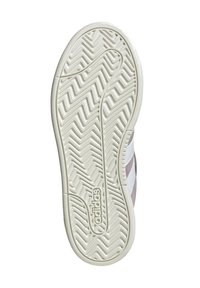 Sola di scarpa Adidas, con un motivo a spina di pesce ondulato in gomma, di colore crema, con una superficie testurizzata e dettaglio del logo.