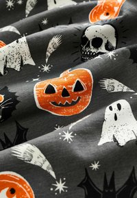 Sivi materijal s Halloween motivima, uključujući narančaste bundeve, crne šišmiše, bijele duhove i eksplozije zvijezda u razigranom dizajnu.
