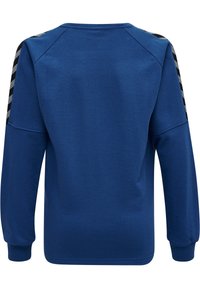 Felpa blu con colletto rotondo, maniche lunghe e accenti a righe bianche e nere sulle spalle; realizzata in un tessuto morbido e texturizzato.