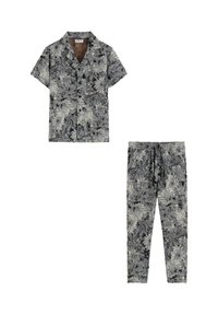 Chemise à manches courtes avec boutons et pantalon assorti en motif floral noir et blanc ; tissu léger avec une coupe décontractée et taille élastique à cordon.