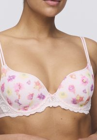 Sujetador con encaje en rosa suave, con un patrón floral en amarillo, rosa y violeta. Con escote en V y delicados detalles de herrajes.