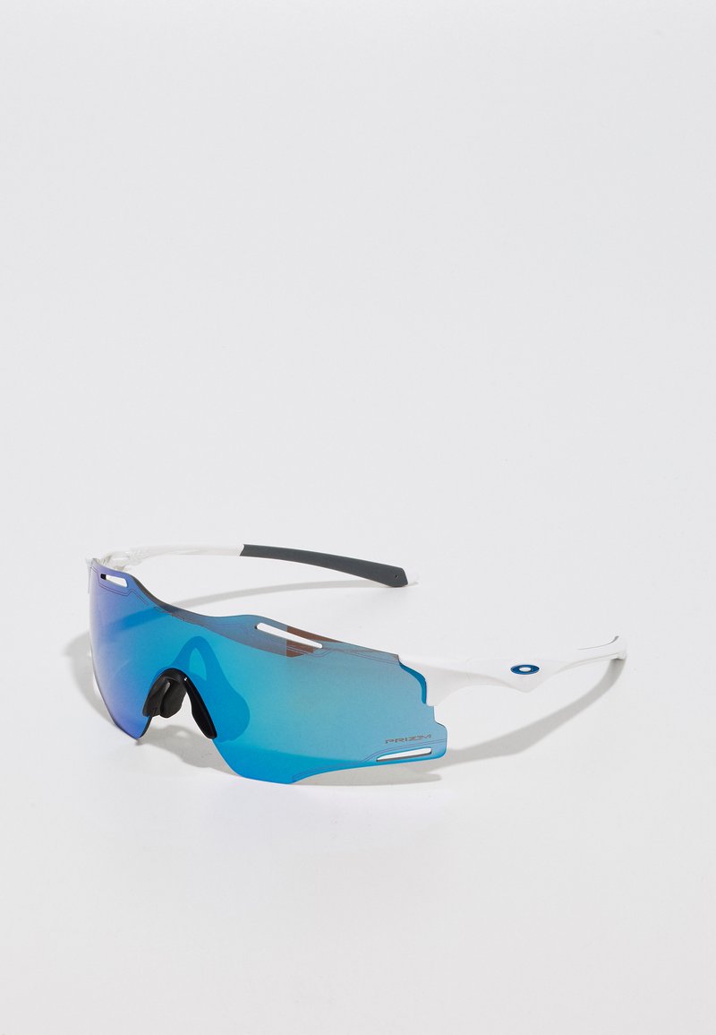 Sportzonnebril met een blauw vervagend lens, slank wit montuur en verstelbare neuspads. Beschikt over uitsparingen op de lens voor ventilatie.
