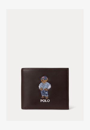 Tmavě hnědá kožená peněženka s vyšívaným medvídkem v modré čepici, bílém tričku, džínách a nápisem "POLO" pod ním.