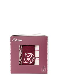 Zestaw trzech skarpetek w kolorze burgundowym i białym. Posiadają paskowane i wzorzyste wzory. Materiały wydają się być miękkie; opakowanie jest kompaktowe i kwadratowe.