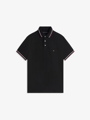 Polo noir avec un col classique, des accents rouges et blancs rayés sur le col et les manches, et une patte de boutonnage à trois boutons.