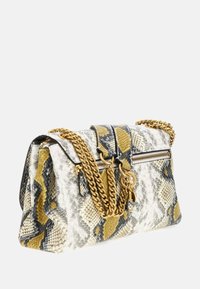 Kabelka s hadím vzorem, vybavená zlatým řetízkovým páskem, kapsou na zip a detaily ve žluté a šedé barvě. Texturovaný a obdélníkový design.
