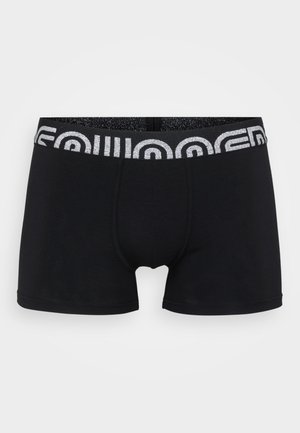Schwarze Boxershorts für Männer mit einem breiten schwarzen Bund, der ein silbernes geometrisches Muster aufweist, auf einem schlichten hellgrauen Hintergrund präsentiert.