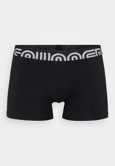 Schwarze Boxershorts für Männer mit einem breiten schwarzen Bund, der ein silbernes geometrisches Muster aufweist, auf einem schlichten hellgrauen Hintergrund präsentiert.