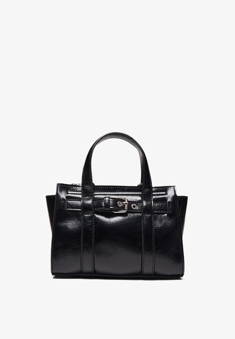 Čierna lesklá kožená kabelka s dvojitými rúčkami, predným remienkom so sponou a štruktúrovaným obdĺžnikovým tvarom.
