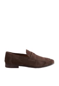 Mocassin homme en daim marron foncé avec un petit talon, un bout arrondi et une bride sur le dessus.