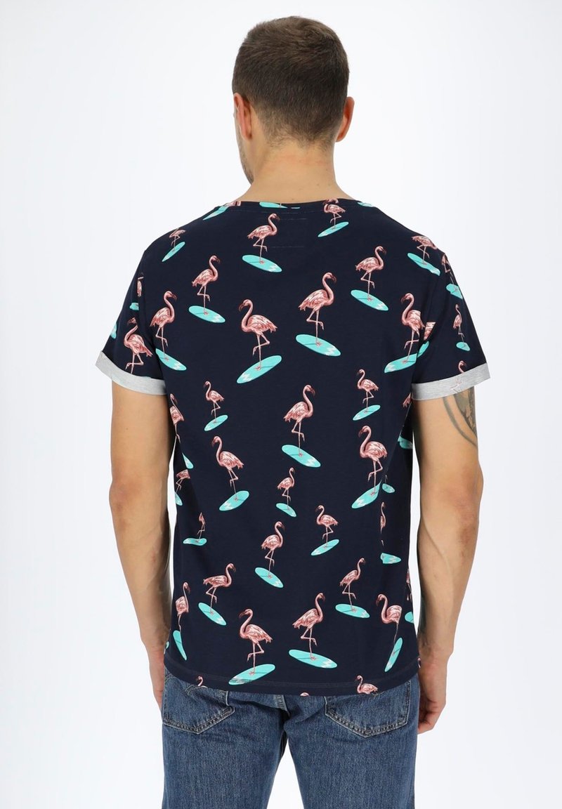 Blount & Pool TROPICAL POCKET - Print T-shirt - navy surfing flamingo