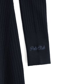 Mörkblå ribbad tröja med stickad struktur, med "Polo Club" broderat i kontrasterande blått på ärmslutet.