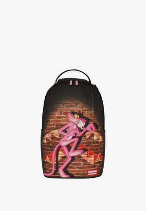 Zaino nero con un grafico del pantera rosa sulla parte anteriore, con uno sfondo texturizzato che ricorda i motivi dei mattoni. Due cerniere rosa.