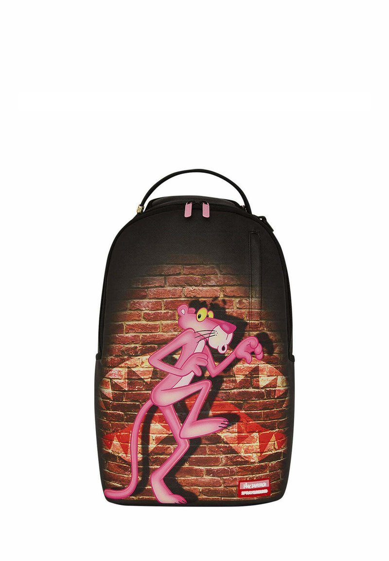 Zaino nero con un grafico del pantera rosa sulla parte anteriore, con uno sfondo texturizzato che ricorda i motivi dei mattoni. Due cerniere rosa.