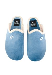Zapatillas de casa de felpa azul con una textura suave y peluda, que cuentan con un acento blanco alrededor de la apertura y un pequeño logo en la plantilla.