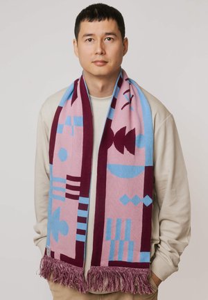 Dziany szalik w kolorach bordowym, różowym i niebieskim, z geometrycznymi wzorami i frędzlami na końcach. Miękka tekstura, kształt prostokątny, średni rozmiar.