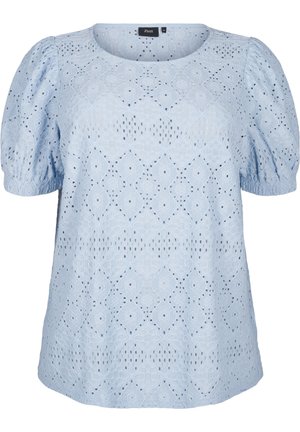 Blouse bleu clair à manches courtes avec col rond et motif en dentelle ajourée, présentant des manches bouffantes et des poignets élastiques.