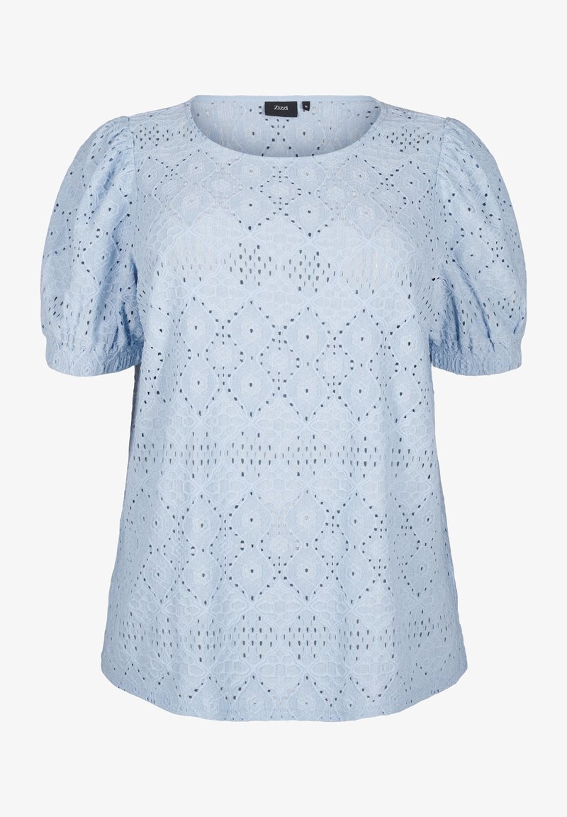 Blouse bleu clair à manches courtes avec col rond et motif en dentelle ajourée, présentant des manches bouffantes et des poignets élastiques.