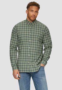 Zielona i granatowa koszula w kratę z guzikami, z kołnierzykiem, długimi rękawami i prostym dołem, wykonana z miękkiego materiału. Posiada klasyczne zapięcie na guziki.