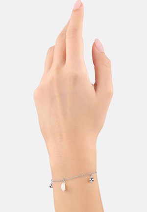 Bracciale in argento con due perline metalliche e un ciondolo in conchiglia bianca, indossato su una mano con tono di pelle neutro.