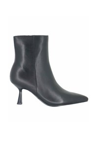 Botín de cuero negro con punta puntiaguda y tacón de aguja transparente y delgado. Textura lisa y diseño minimalista sin adornos.