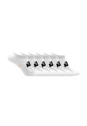 Six paires de chaussettes blanches à la cheville avec un logo noir sur le côté, affichées côte à côte sur un fond blanc.