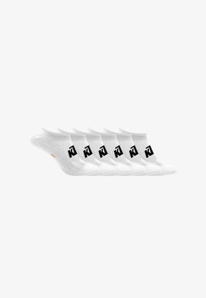 Six paires de chaussettes blanches à la cheville avec un logo noir sur le côté, affichées côte à côte sur un fond blanc.