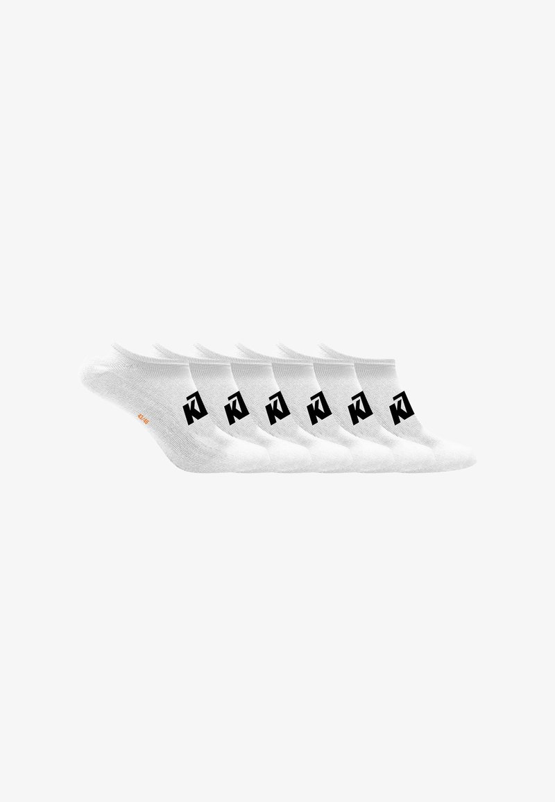 Six paires de chaussettes blanches à la cheville avec un logo noir sur le côté, affichées côte à côte sur un fond blanc.