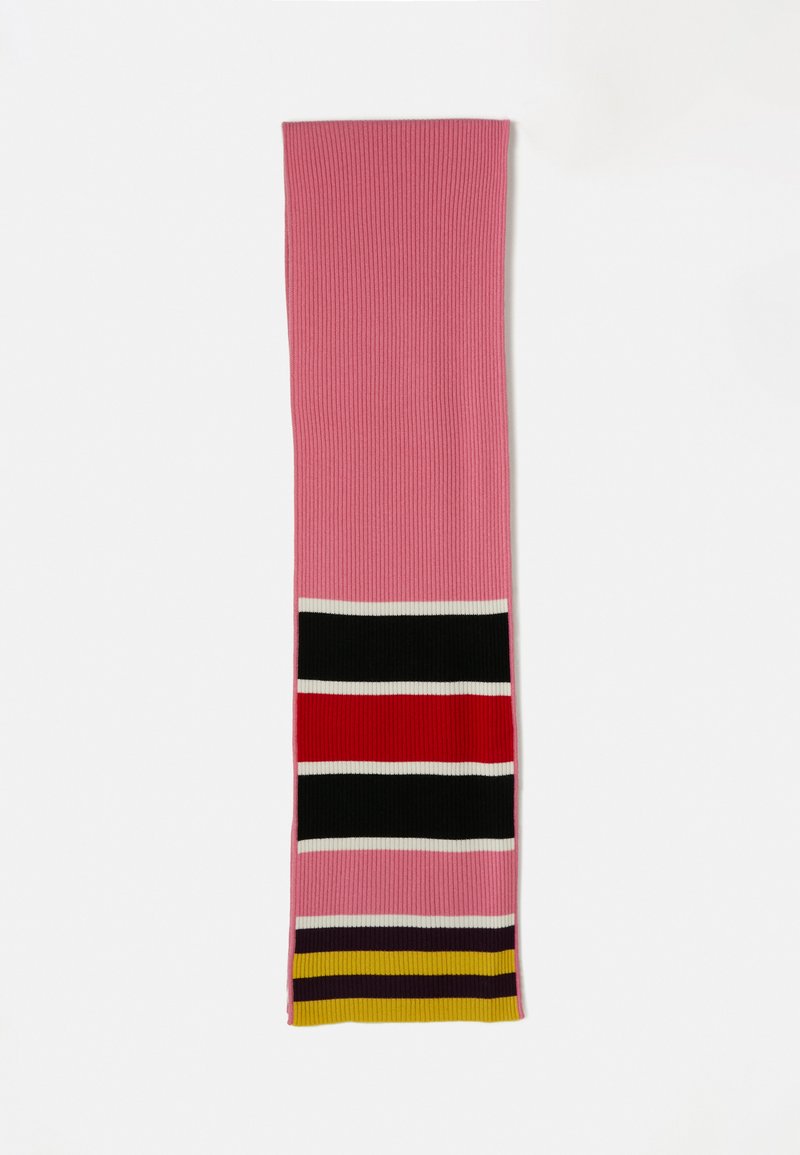 Strikket tørklæde med ribbet tekstur, der har en udtalt pinkbund og horisontale striber i sort, rød, hvid, lilla og gul.
