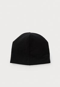 Gorra de algodón negra con un diseño sin costuras, parte superior redondeada y textura suave. Sin patrones visibles ni adornos adicionales.