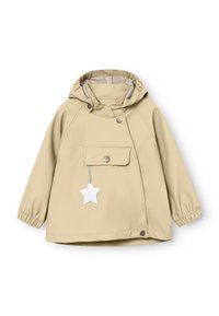 Giacca impermeabile beige con cappuccio, tasca frontale con bottoni, polsini elastici e etichetta a forma di stella. Texture liscia e vestibilità rilassata.